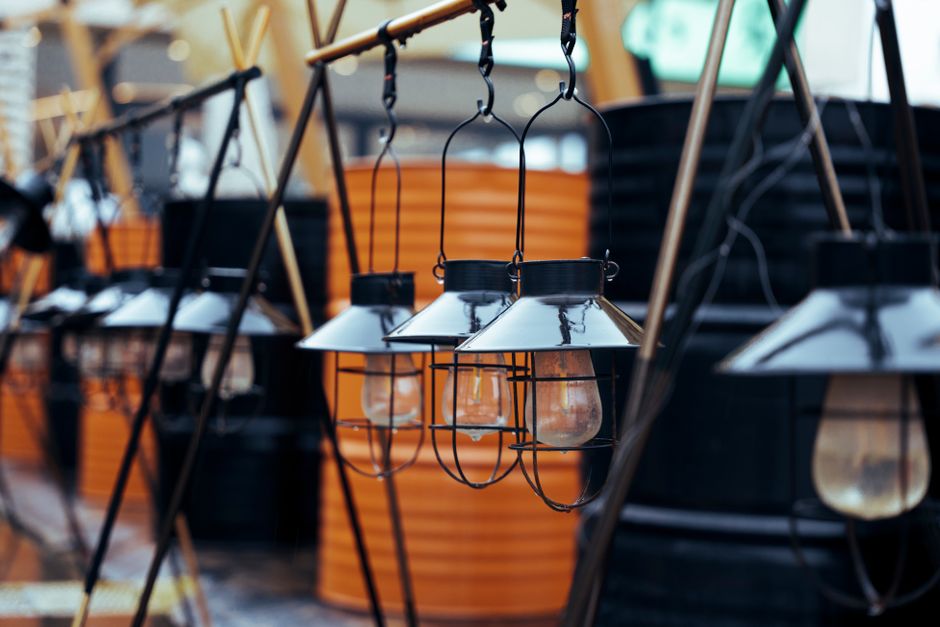 Een unieke hanglamp in een sfeervol ingericht interieur met moderne en retro elementen.
