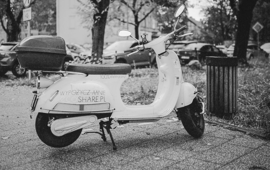 Een overdekte tweepersoons scootmobiel die comfort en veiligheid biedt voor twee personen op pad, ongeacht het weer.