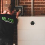 Een moderne thuisbatterij en omvormer in een slimme woning, die duurzame energie benut voor dagelijks gebruik.