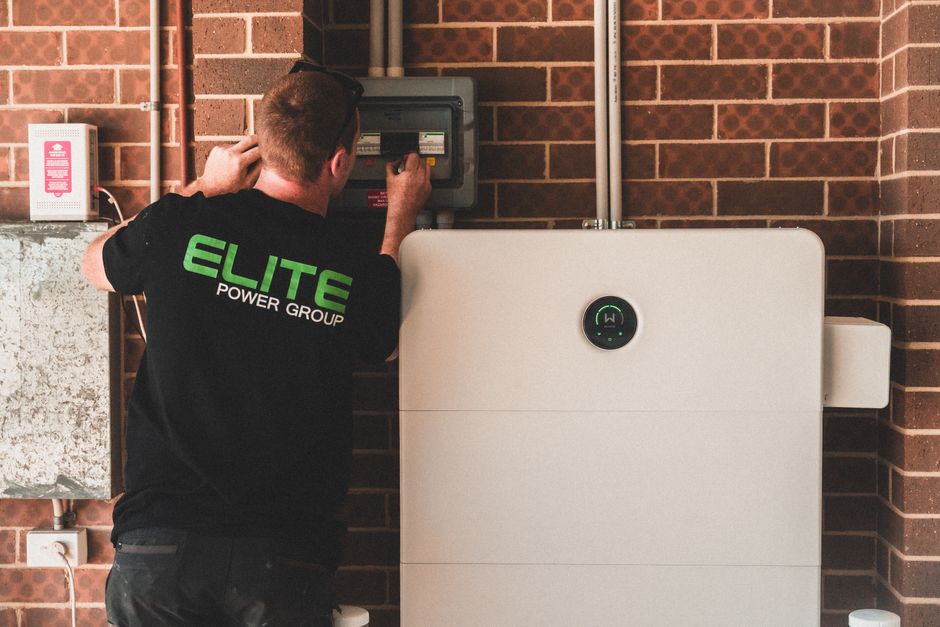 Een moderne thuisbatterij en omvormer in een slimme woning, die duurzame energie benut voor dagelijks gebruik.